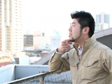 クリニックの為に24時間働く看板男