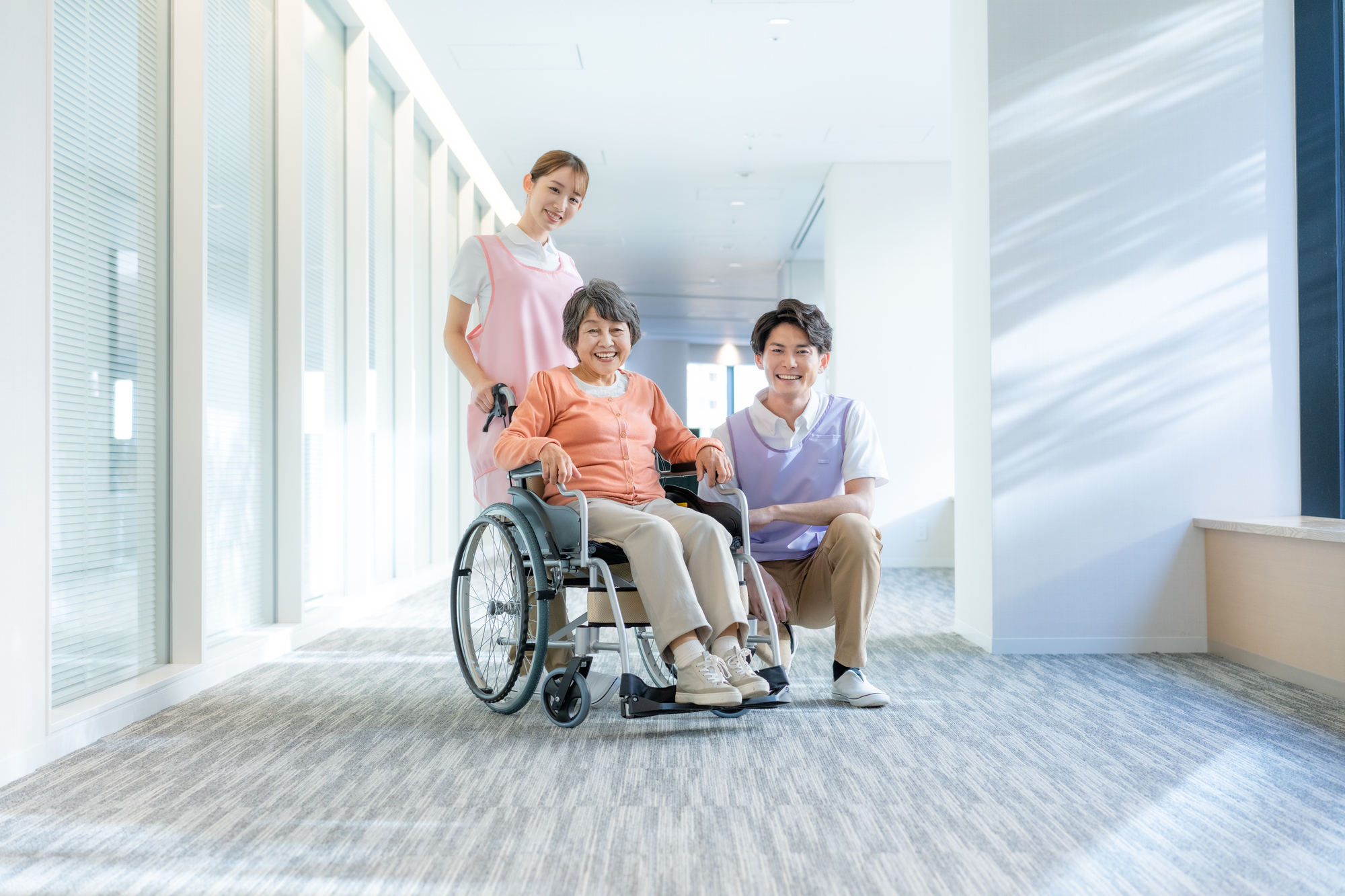 車椅子に乗る患者さんと看護師